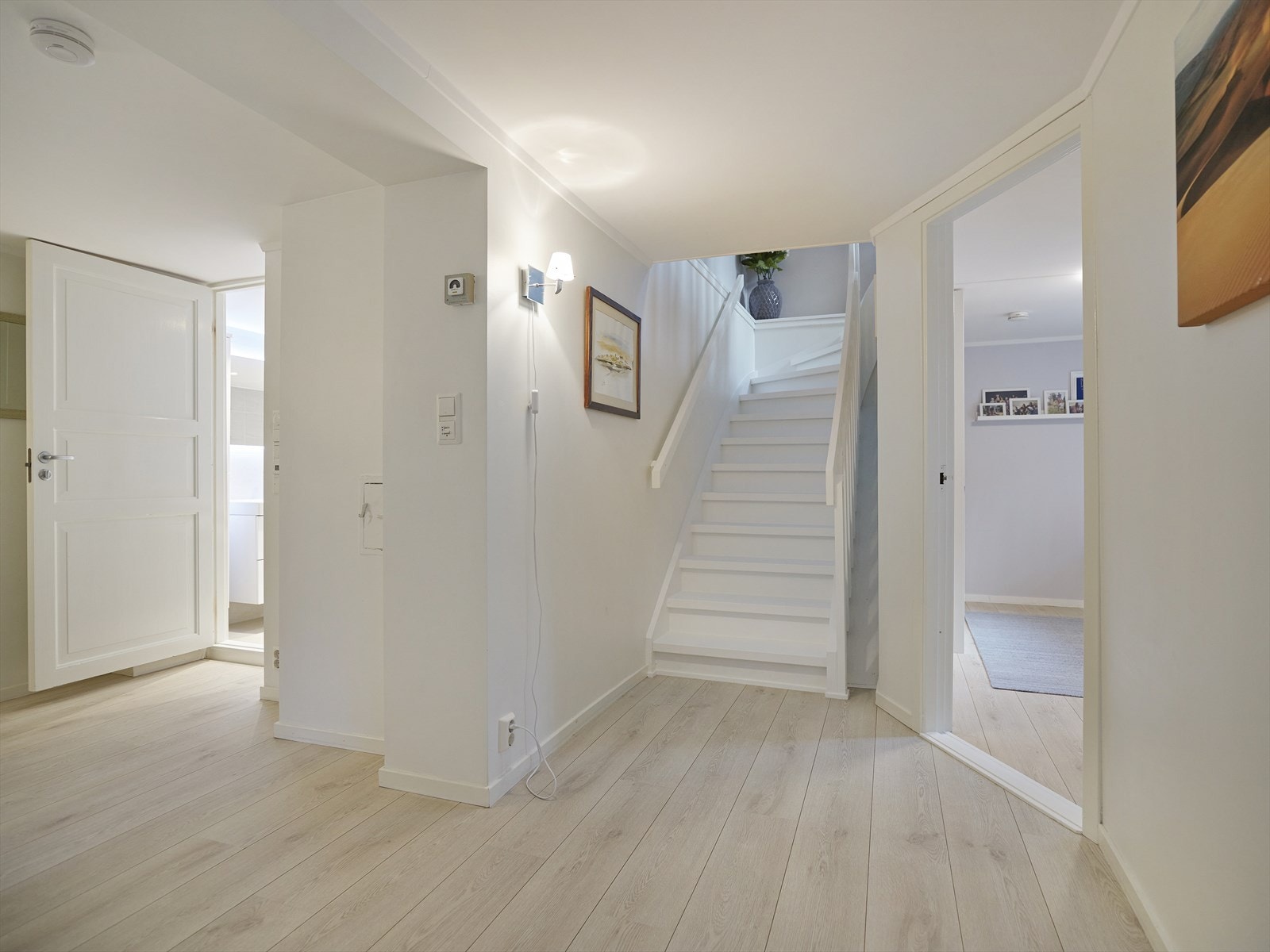 Trapperom/gang i underetasjen. Galleribilde