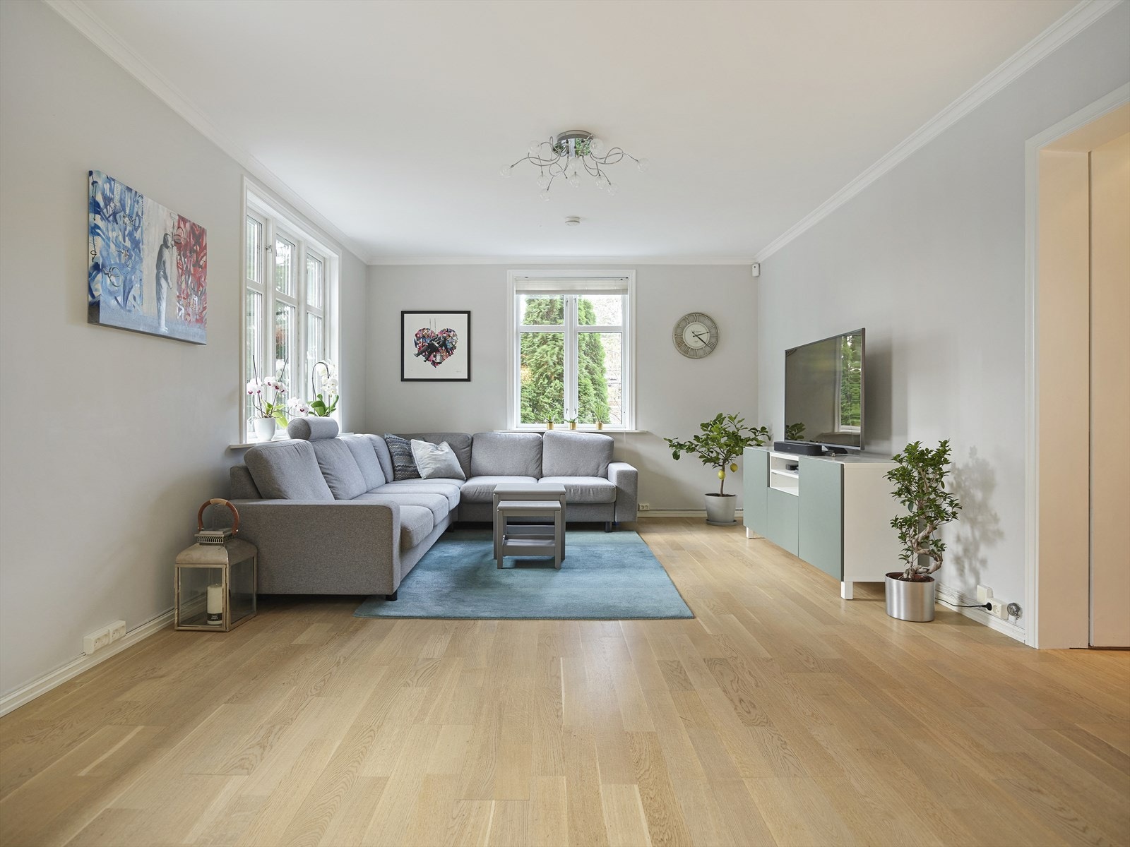 Store vindusflater gir mye lys og en god atmosfære. Galleribilde