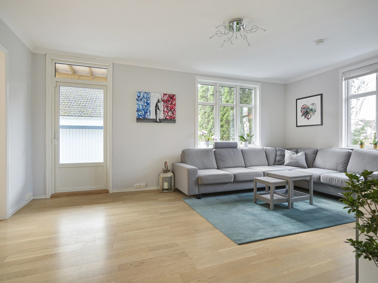 Fra stuen er det utgang til markterrasse og hage. Galleribilde