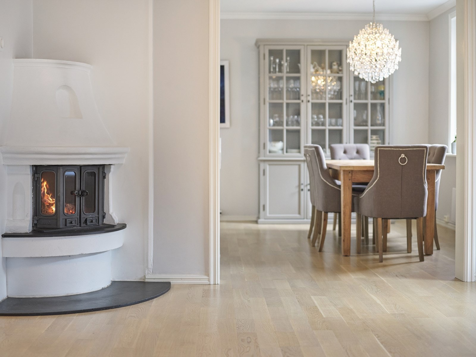 Stemningsfull og varmende peis i stuen. Galleribilde