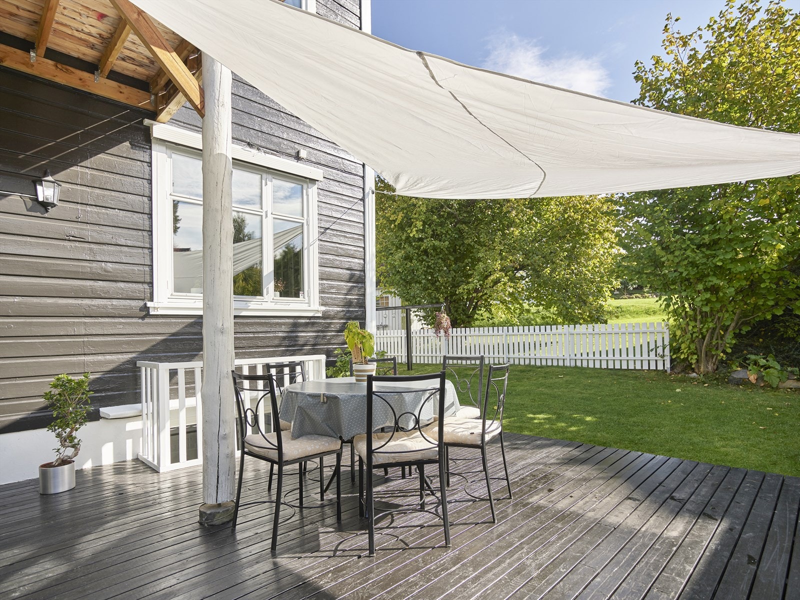 Stor og solrik markterrasse med god plass til sittegrupper og grill. Sol fra ca. 10-20 på sommeren. Galleribilde