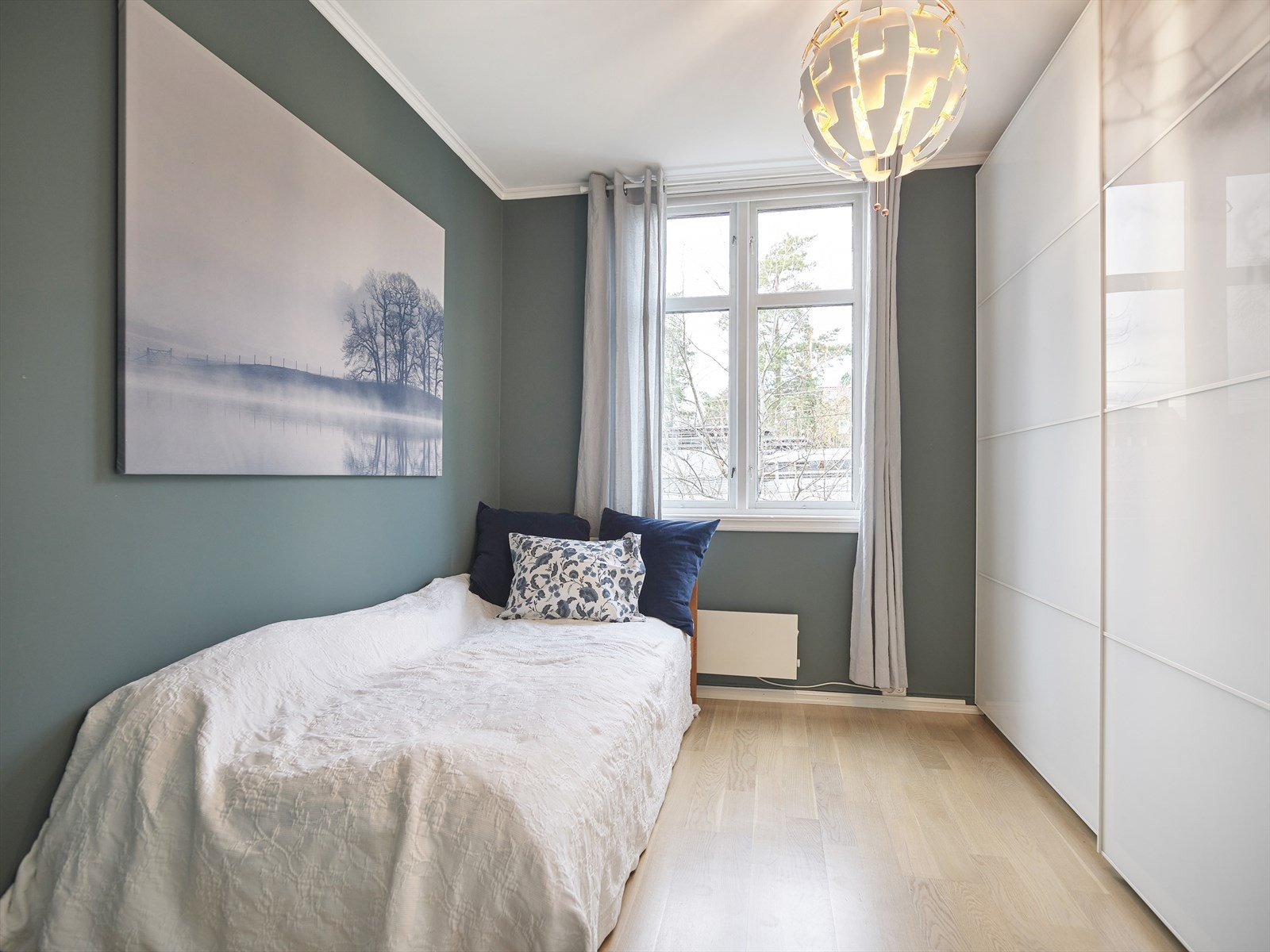 Soverom i 1. etasje med stor skyvedørsgarderobe. Galleribilde