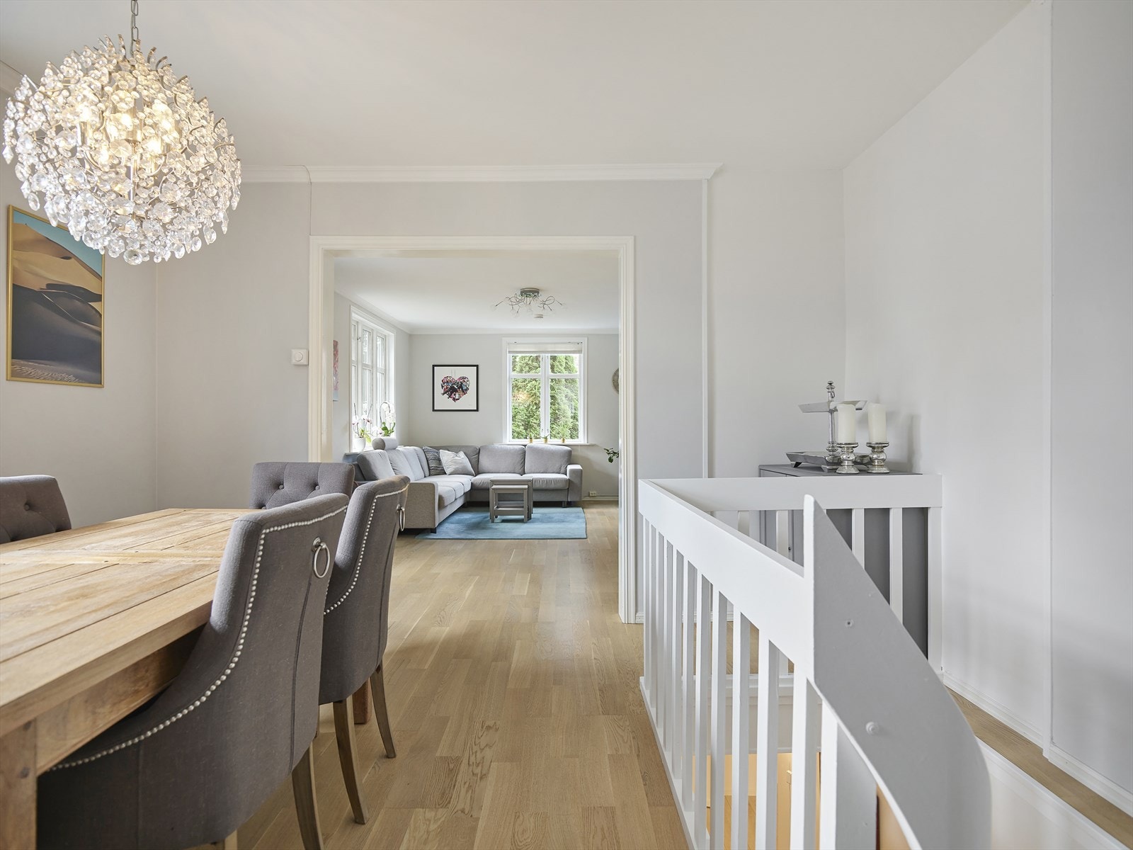 Fra spisestuen er det trapp ned til underetasjen. Galleribilde