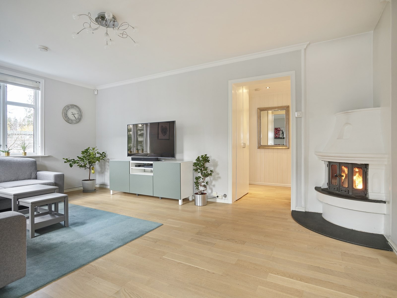 Boligen fremstår som tidsriktig med vegger i delikate og lyse farger. Galleribilde