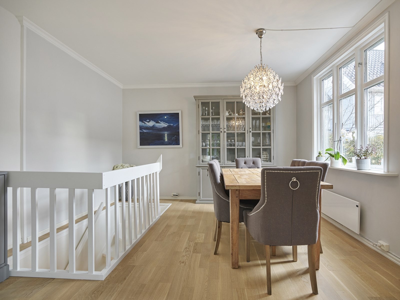 Spisestue med plass til langbord. Galleribilde