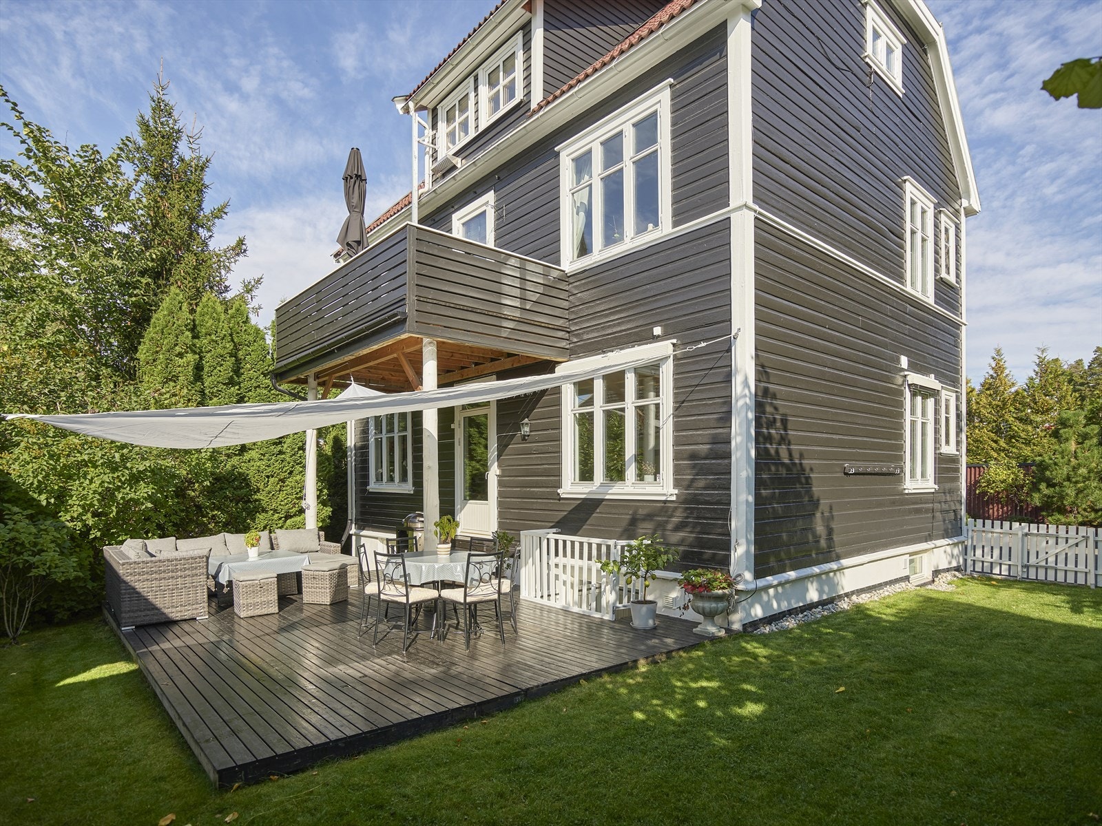 Klassisk, lys og innholdsrik tomannsbolig med solrik markterrasse og hage. Galleribilde