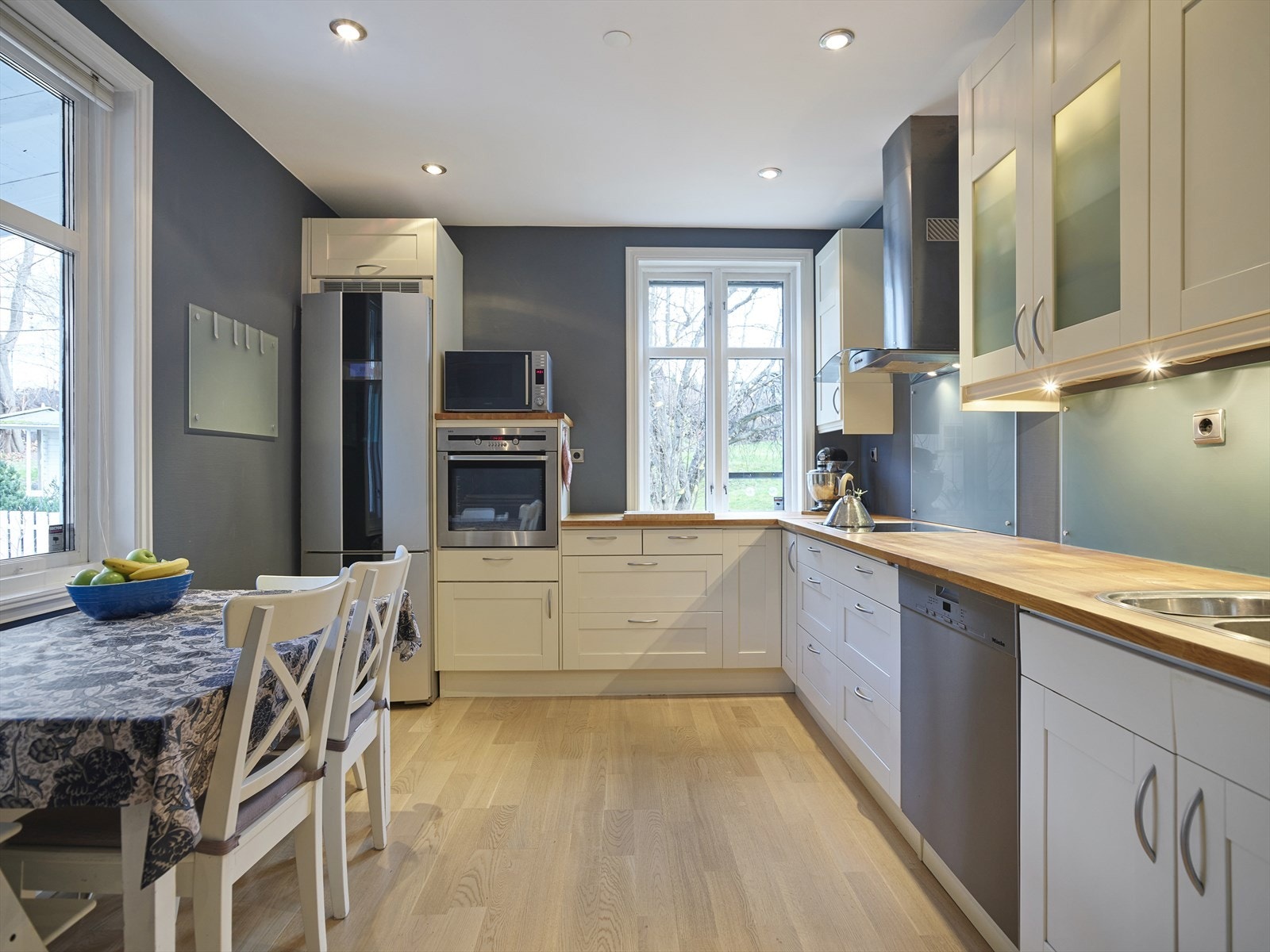 Stort kjøkken med spiseplass. Galleribilde