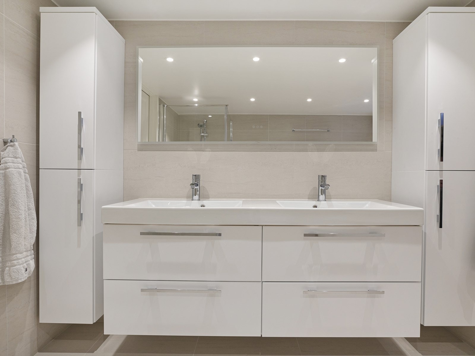 Dobbelservant i porselen med skuffeseksjon. Galleribilde