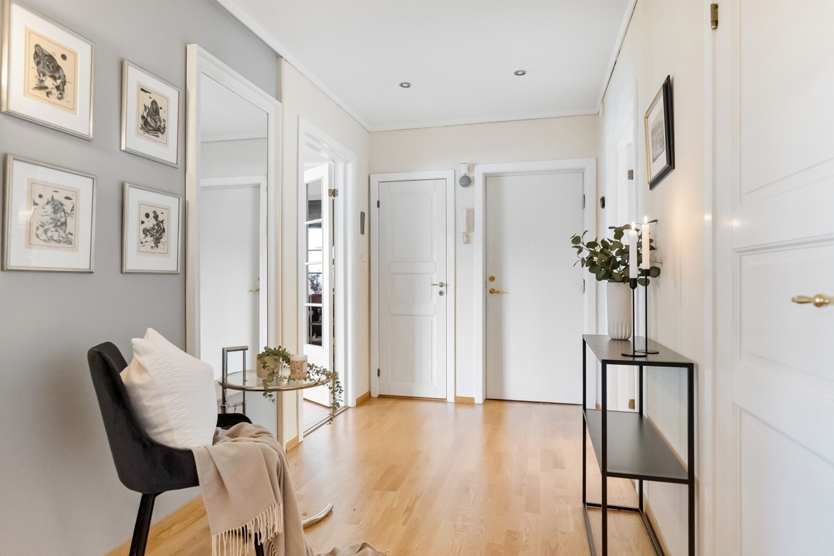 Leiligheten har en romslig entré med et garderoberom ved inngangsdør. Galleribilde