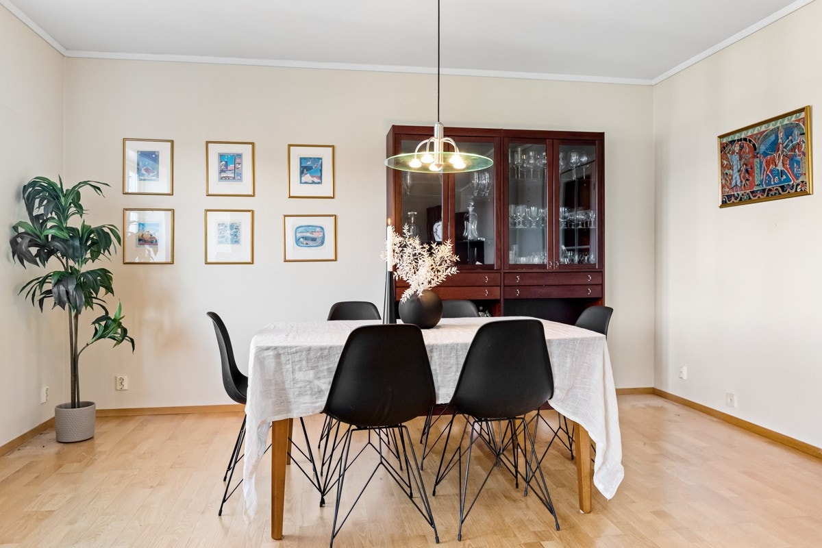 Det er mye veggplass til oppbevaring om ønskelig. Galleribilde