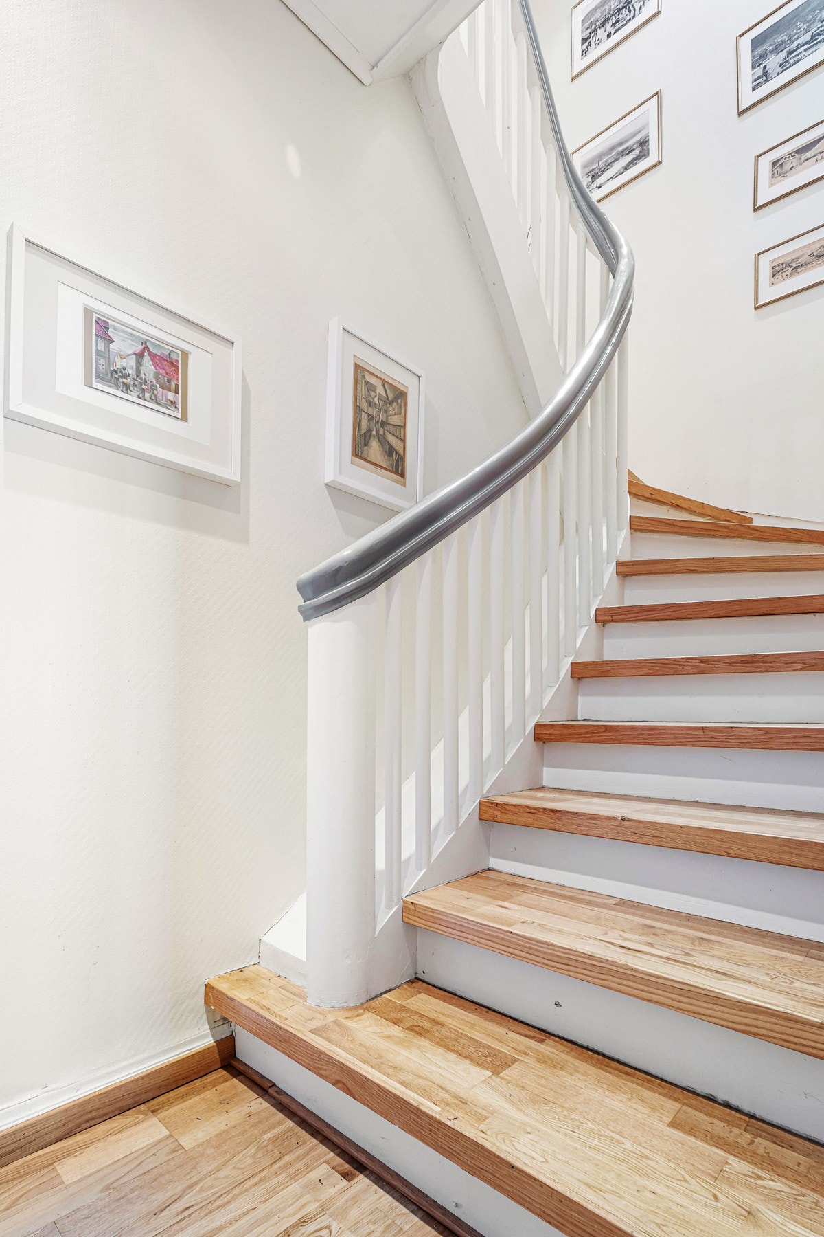 Vi tar trappen ned. Galleribilde