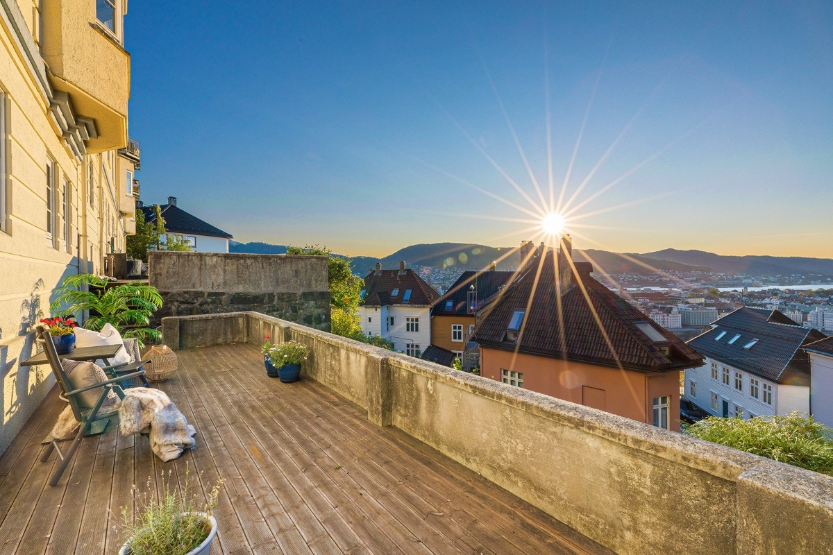 Der er en felles usjenert terrasse i front hvor både utsikt og solforhold kan nytes til det fulle. Galleribilde