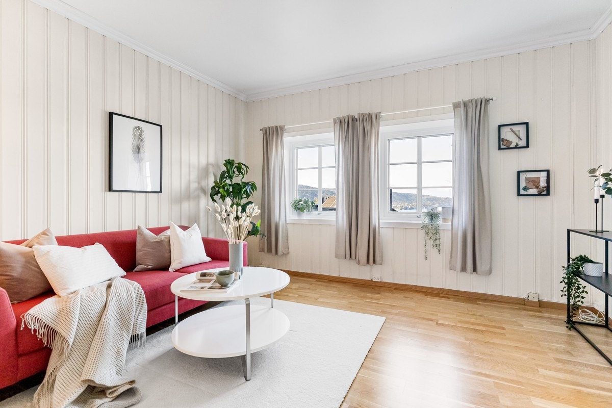 I denne etasjen finner vi også en romslig stue med flott utsikt. Galleribilde