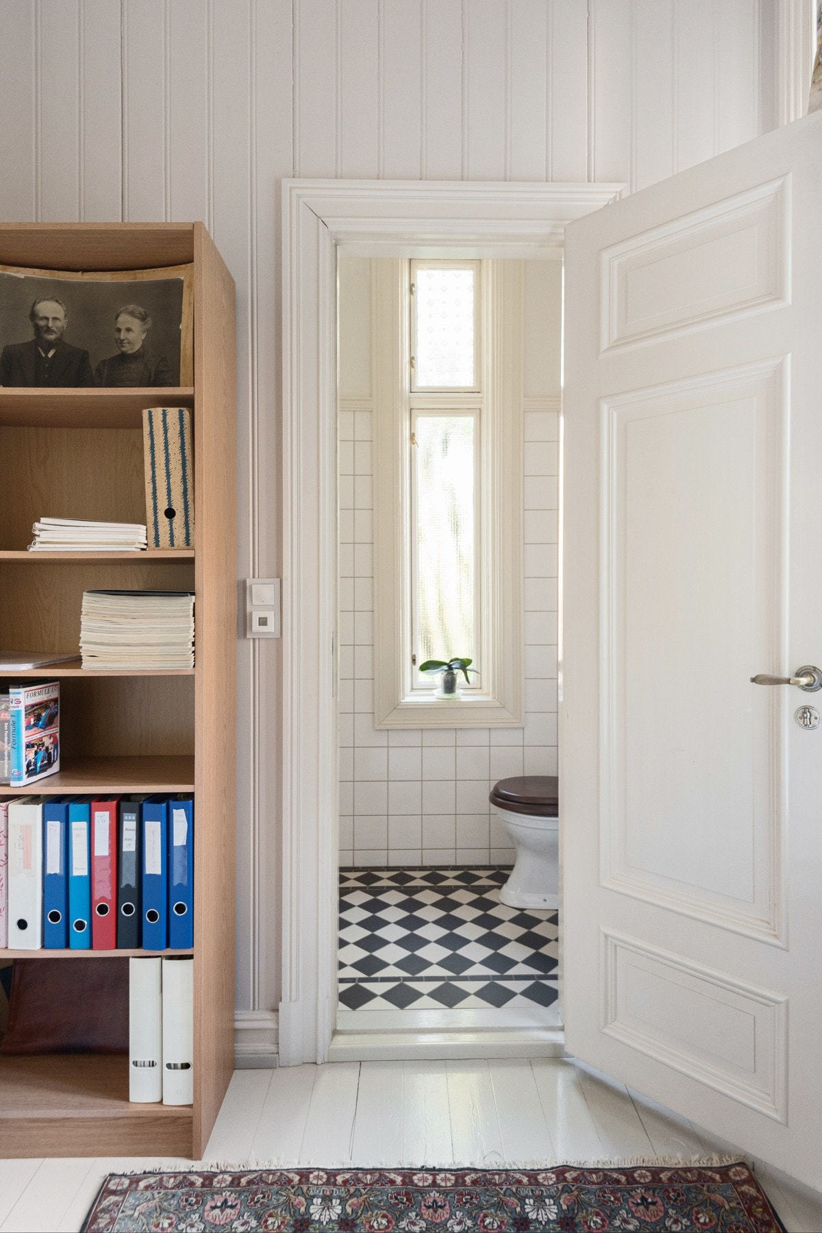 Boligen har tre baderom, eget vaskerom og to toalettrom. Galleribilde