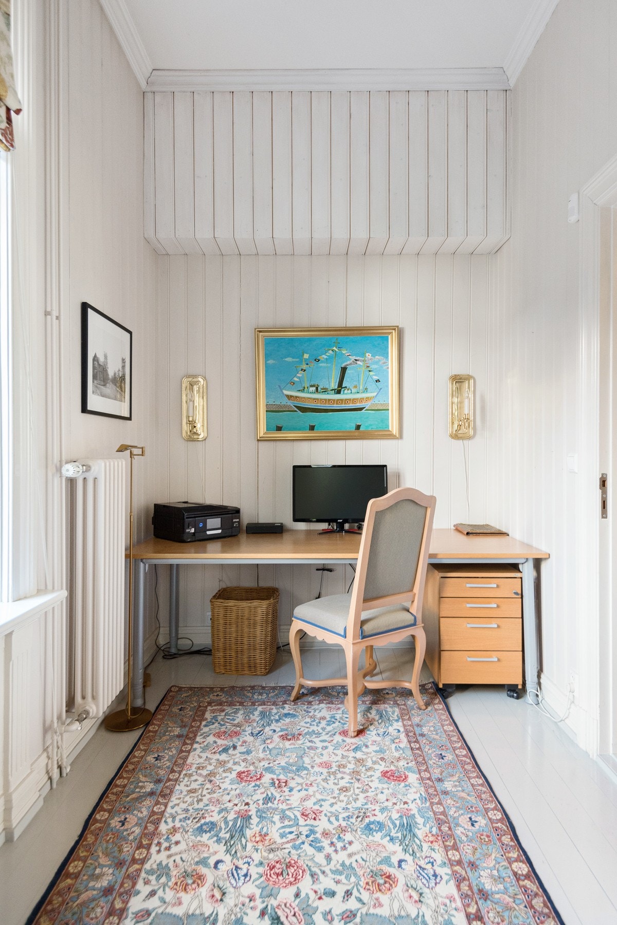 Det minste soverommet er i dag innredet som kontor og har hendig plassering innenfor entreen og en praktisk mellomgang med to plassbygde skap. Alle soverommene har originale tregulv og er holdt i en lys og delikat fargepalett. Galleribilde