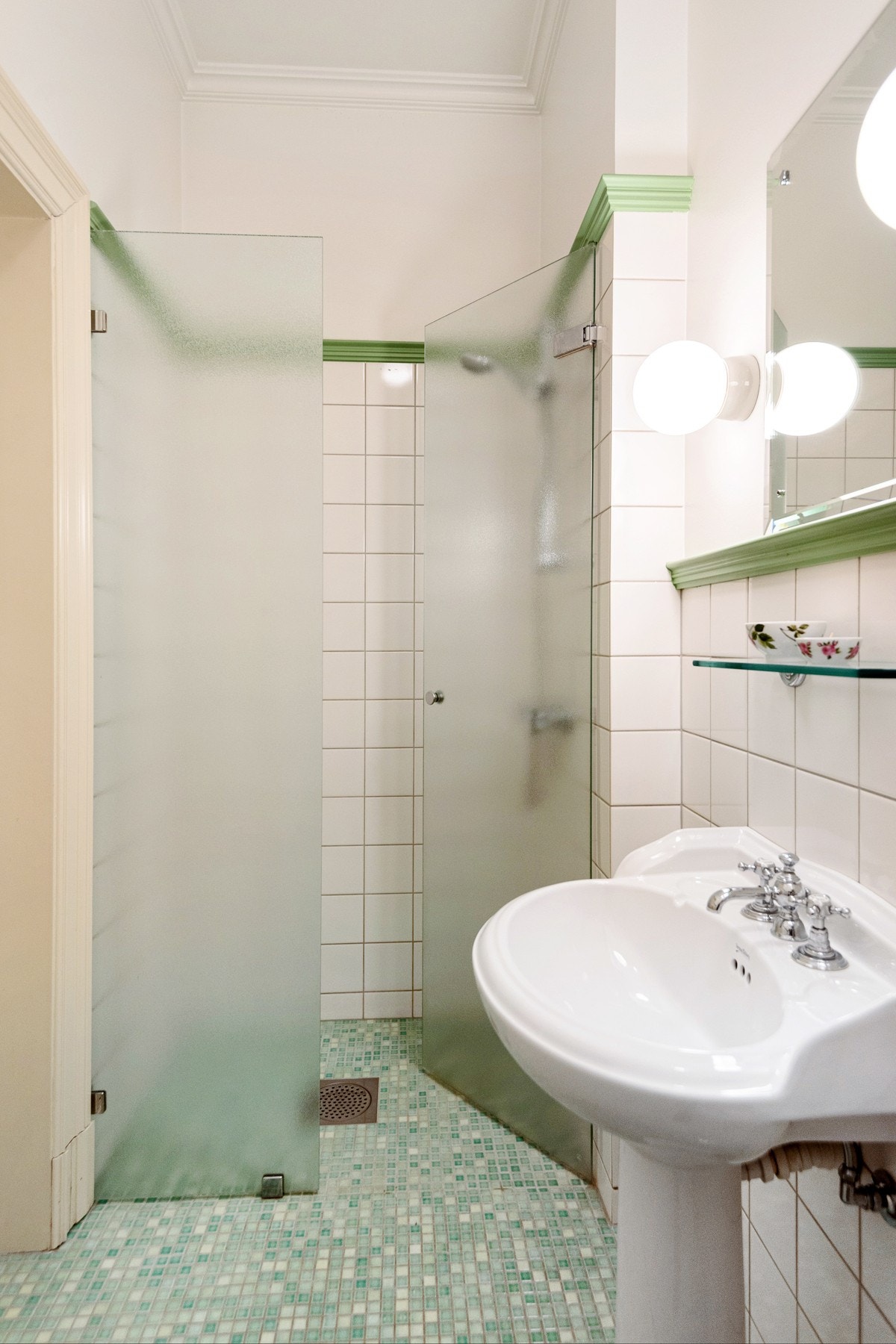 Bad nummer to tilhører det innerste soverommet i soveromsfløyen. Gulvet har grønne og lyse mosaikkfliser på gulvet, mens veggene har lyse fliser avsluttet av grønnmalte lister ved brystningshøyde. I enden av rommet er det dusjnisje skjermet av glassdør. Galleribilde