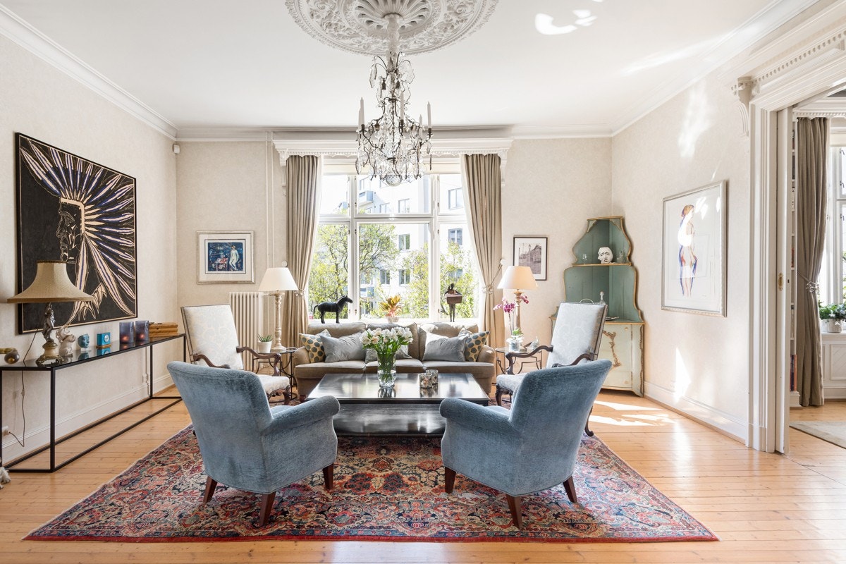 Unik, staselig del av villa med moderne komfort og original sjarm. Sydvendt veranda, flott have, garasje + 2 p-plasser Galleribilde