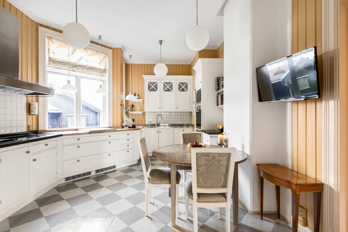 Kjøkkenet er et romslig og fint familierom der det gamle samspiller med moderne funksjonalitet. Det er spiseplass og en meget velutstyrt Kvänum-innredning i klassisk stil fra 2008. Galleribilde