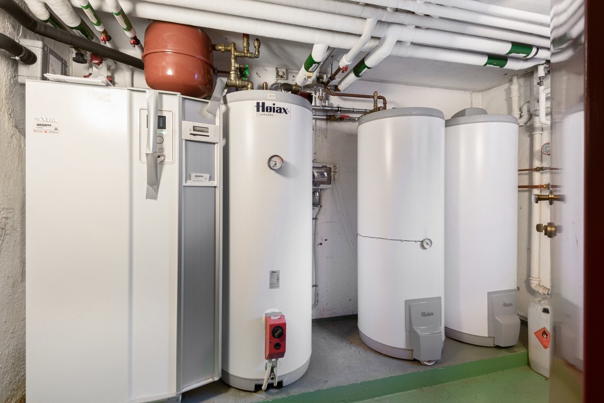 Boligen har høy teknisk standard med nyere fyringsanlegg, nytt vannopplegg og nytt strømanlegg. Fyringsanlegget er et privat bergvarmeanlegg som ble installert i 2011. Varmekilder er vannbåren varme og radiatorer. Galleribilde