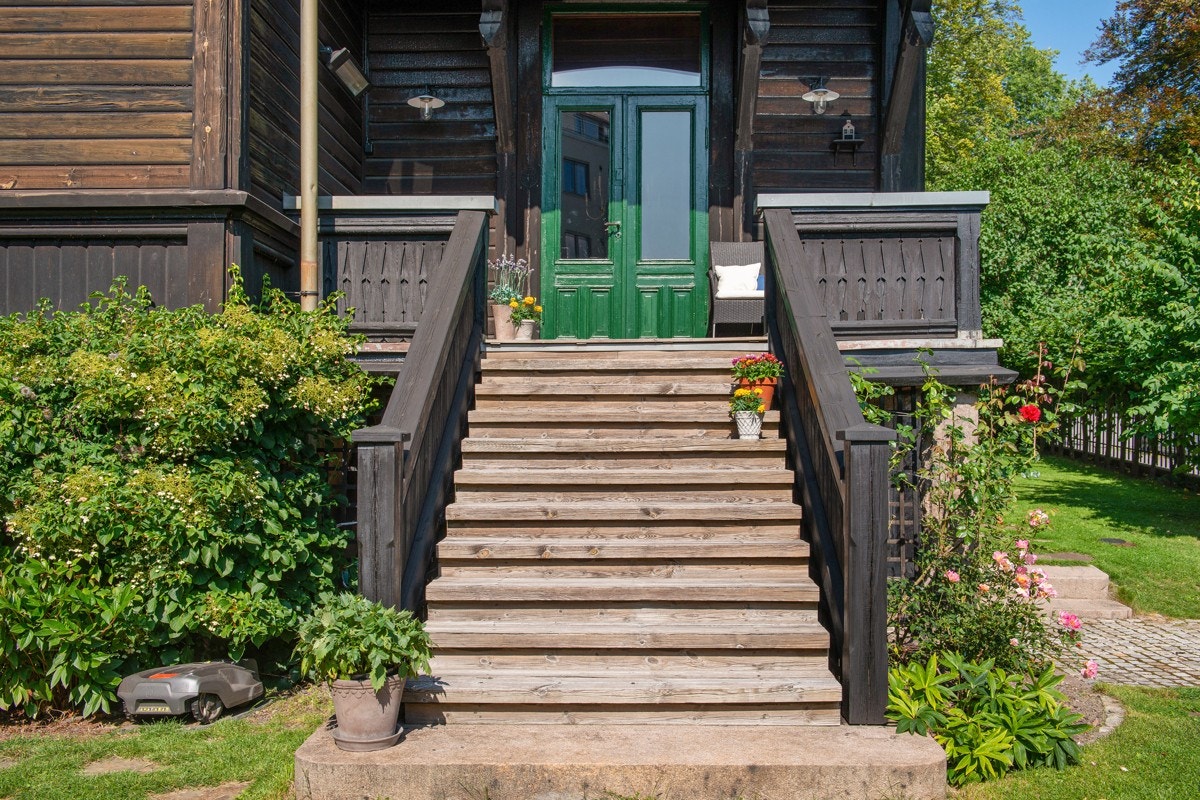 Terrasse med trapp til hagen Galleribilde