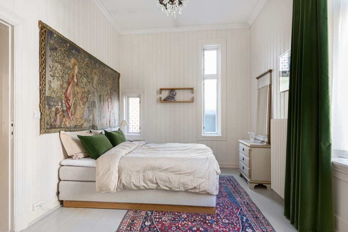 De to største soverommene ligger i en egen fløy med lintøyskap. Galleribilde