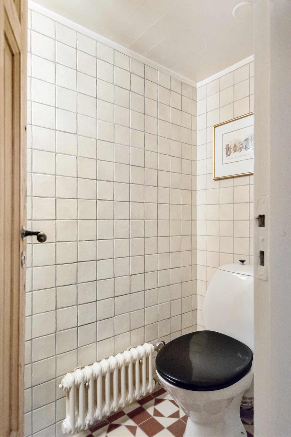 Boligen har tre baderom, eget vaskerom og to toalettrom. Dette toalettrommet ligger i kjelleren og har enkel tilgang via trapp fra entreen. Galleribilde