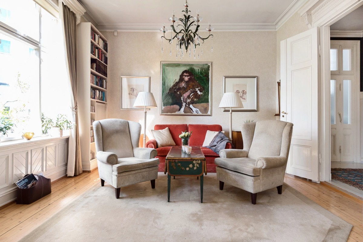 I hovedetasjen ligger stuene som perler på en snor, alle med ekstra takhøyde, store vinduer og tregulv som gir en fin helhet. Galleribilde