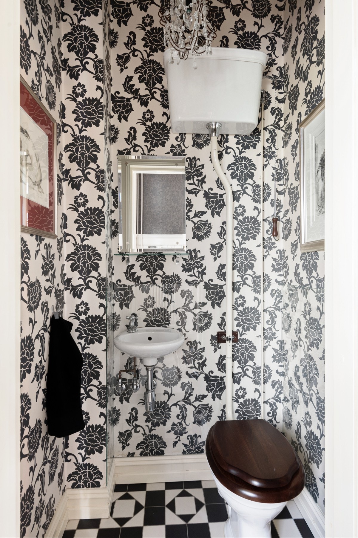 Ett toalettrom ligger innenfor entreen. Galleribilde