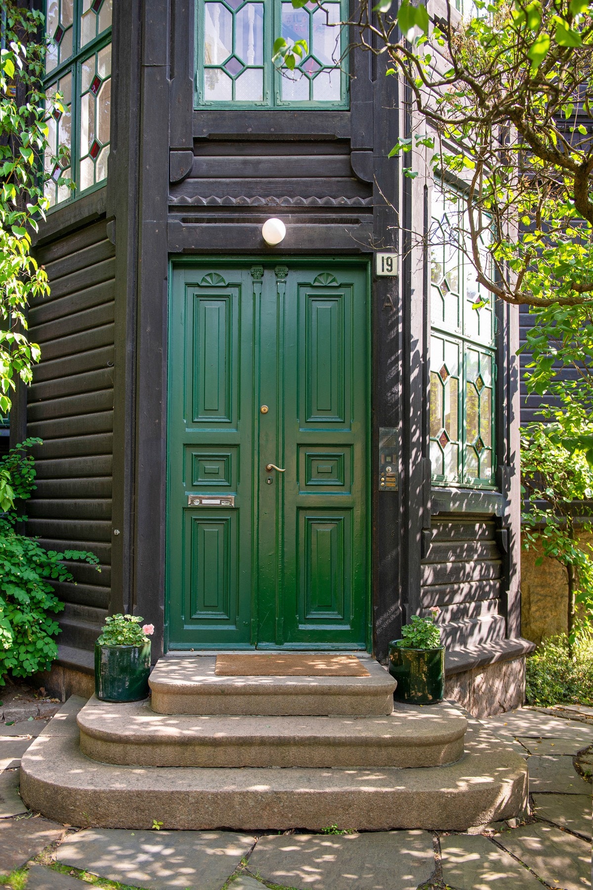 Selve inngangen ligger i det åttekantede tårnet som har innvendig spiraltrapp fremhevet av dagslys fra unikt dekorerte vinduer. Galleribilde