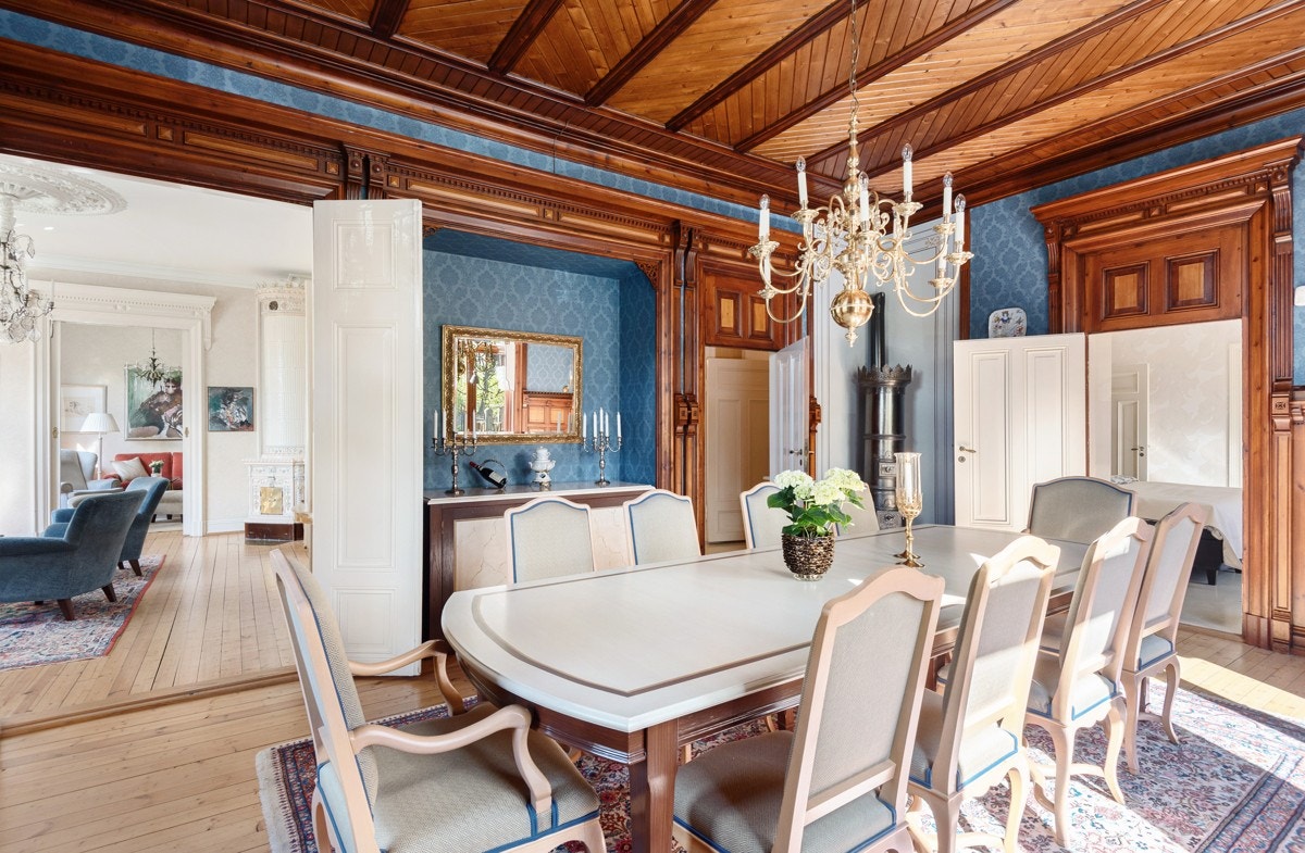 Spisestuen er det mest særegne og forseggjorte rommet i boligen, et sted du kan imponere gjestene ikke bare med kokkekunst, men også nydelig og svært intrikat trearbeid. Galleribilde