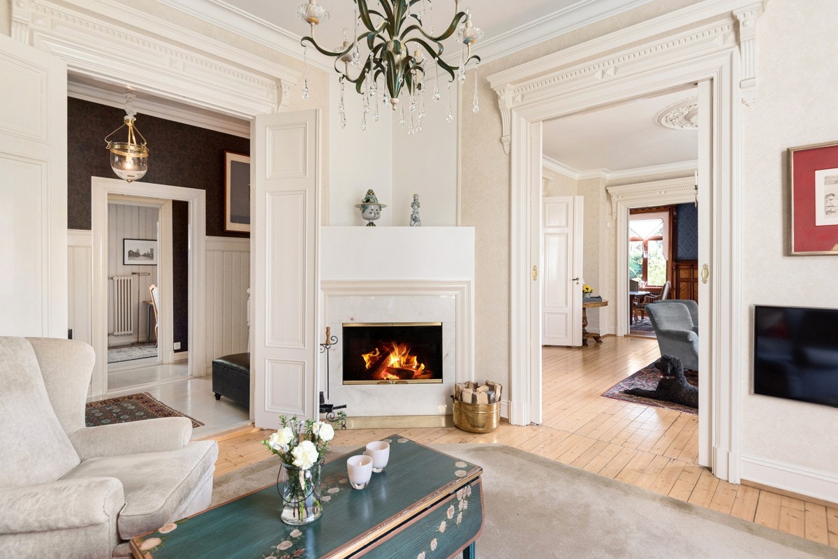 Først ligger peisestuen, så dagligstuen og til slutt den imponerende spisestuen. Peisestuen fikk ny peis under restaurering på 90-tallet, denne med delikate marmorplater. Galleribilde