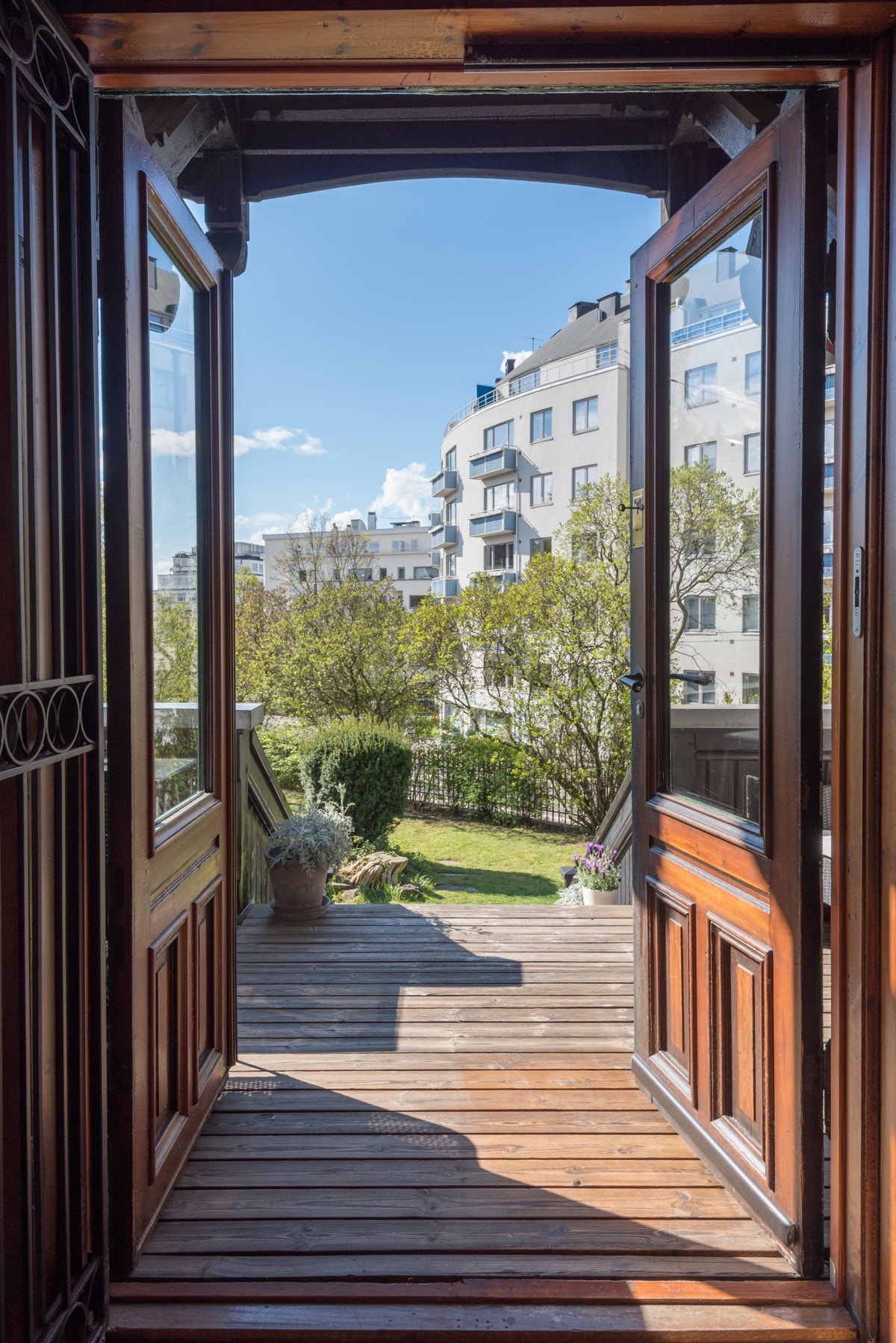 I enden av rommet er det tofløyet dør til sydvendt veranda og den vakre hagen. Galleribilde