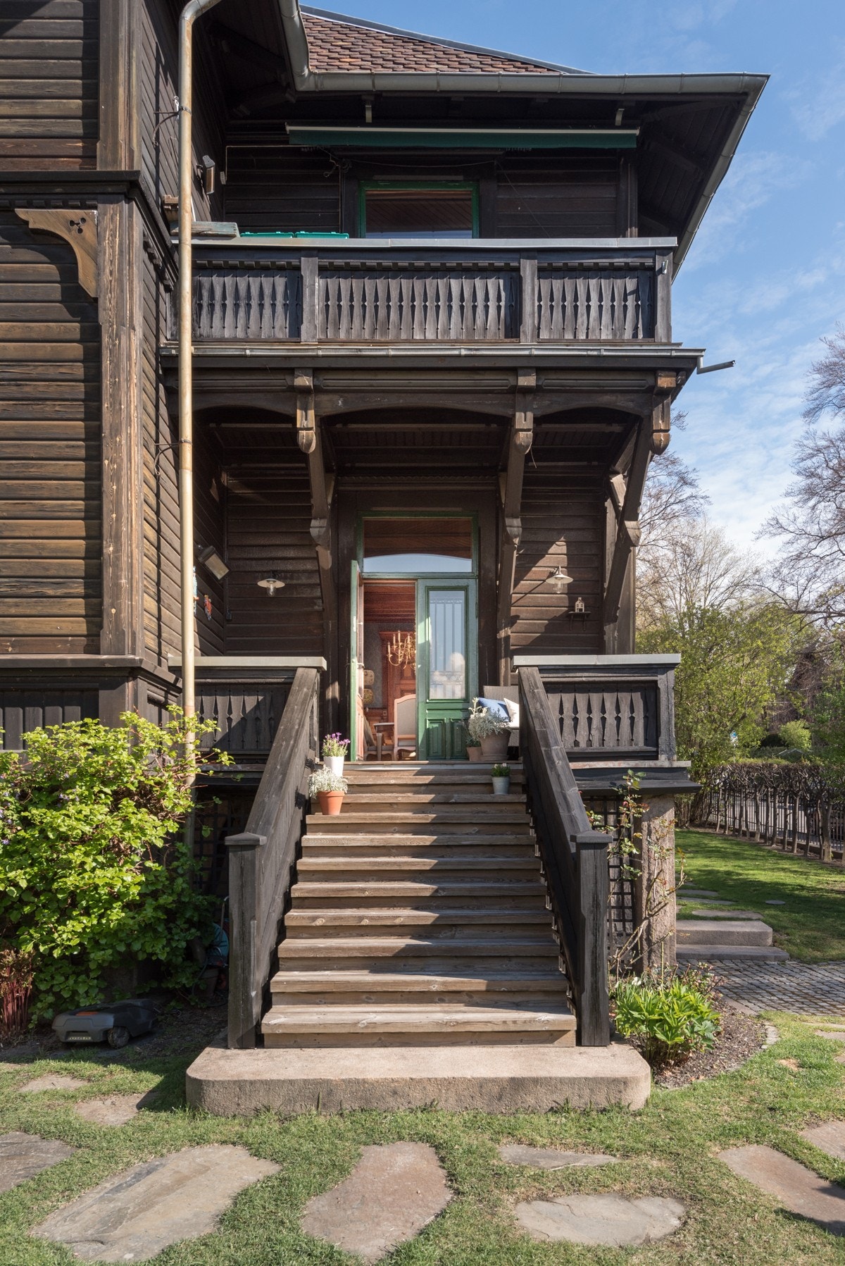 Verandaen er overbygget og har trapp direkte ned til hagen. Den er ca. 8,7 kvm og utstyrt med en varmelampe og belysning. Galleribilde