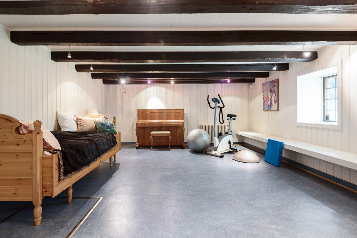 Disponibelt rom innredet som kombinert treningsrom og "soverom". Galleribilde