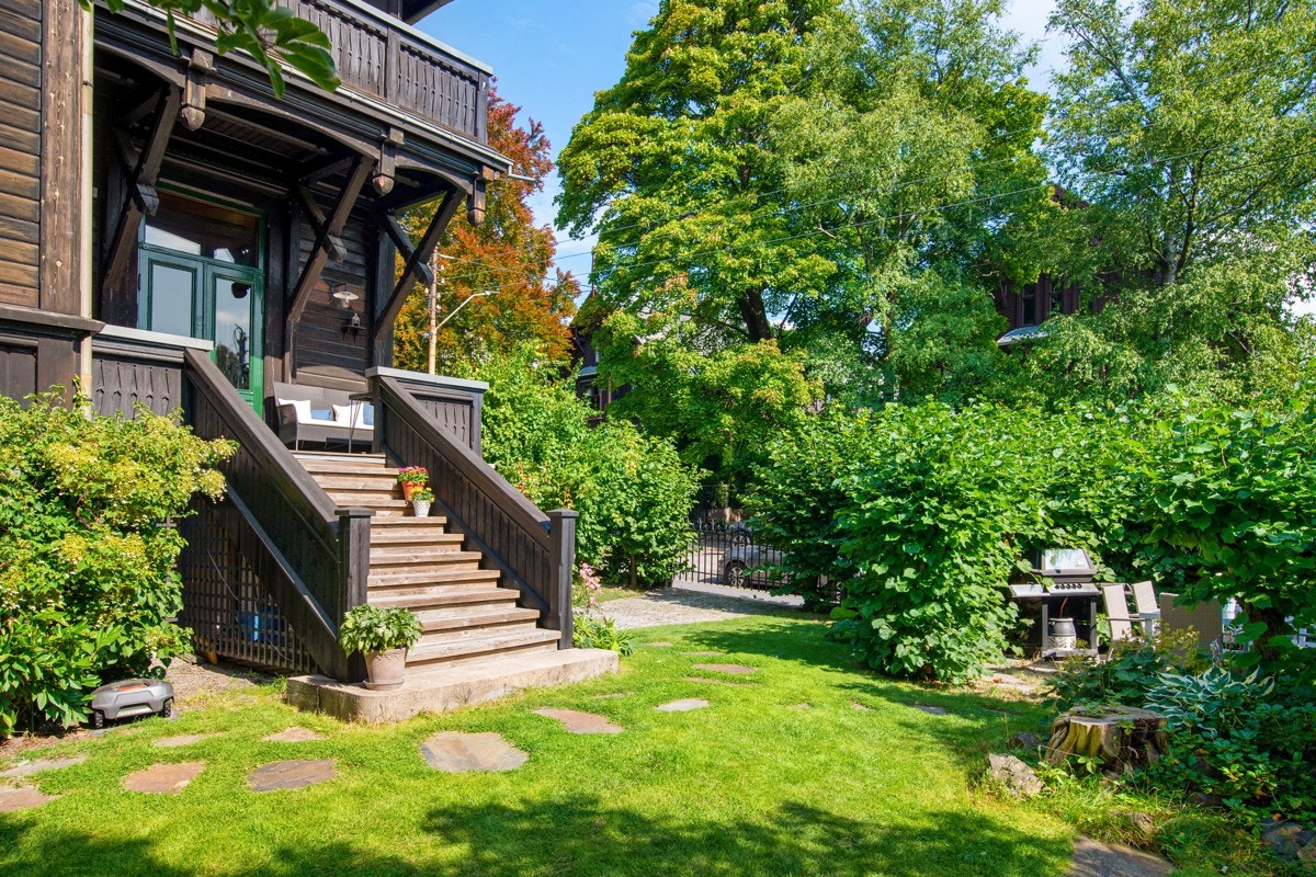 I hagen er det stort plenareal, frodige beplantninger og et steinbelagt sitteareal hvor en kan grille. For øvrig er det hekk, trær og brosteinsbelagt gårdsrom, samt granittrapp- og mur mot gateplan. Galleribilde