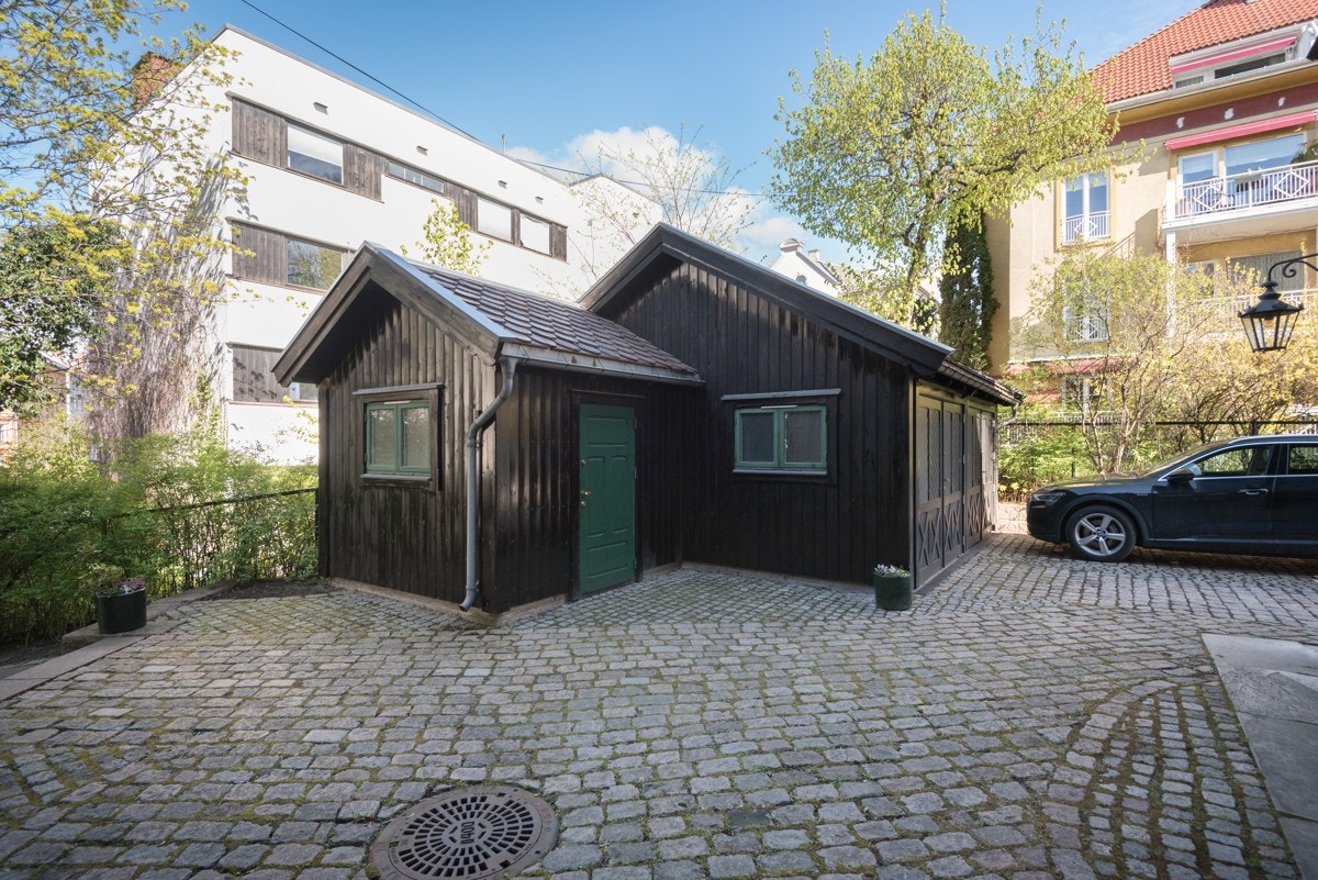 Seksjonen disponerer halvpart av dobbelgarasje. I tillegg medfølger to biloppstillingsplasser mot husvegg. Øvrig parkering skjer etter områdets gjeldende bestemmelser. Galleribilde