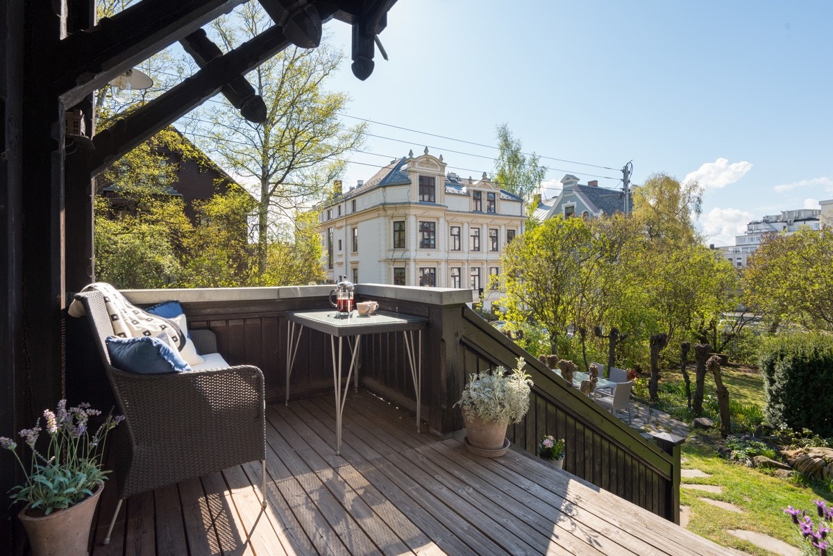 Fra spisestuen har seksjonen tofløyet dør til sydvendt veranda. Galleribilde