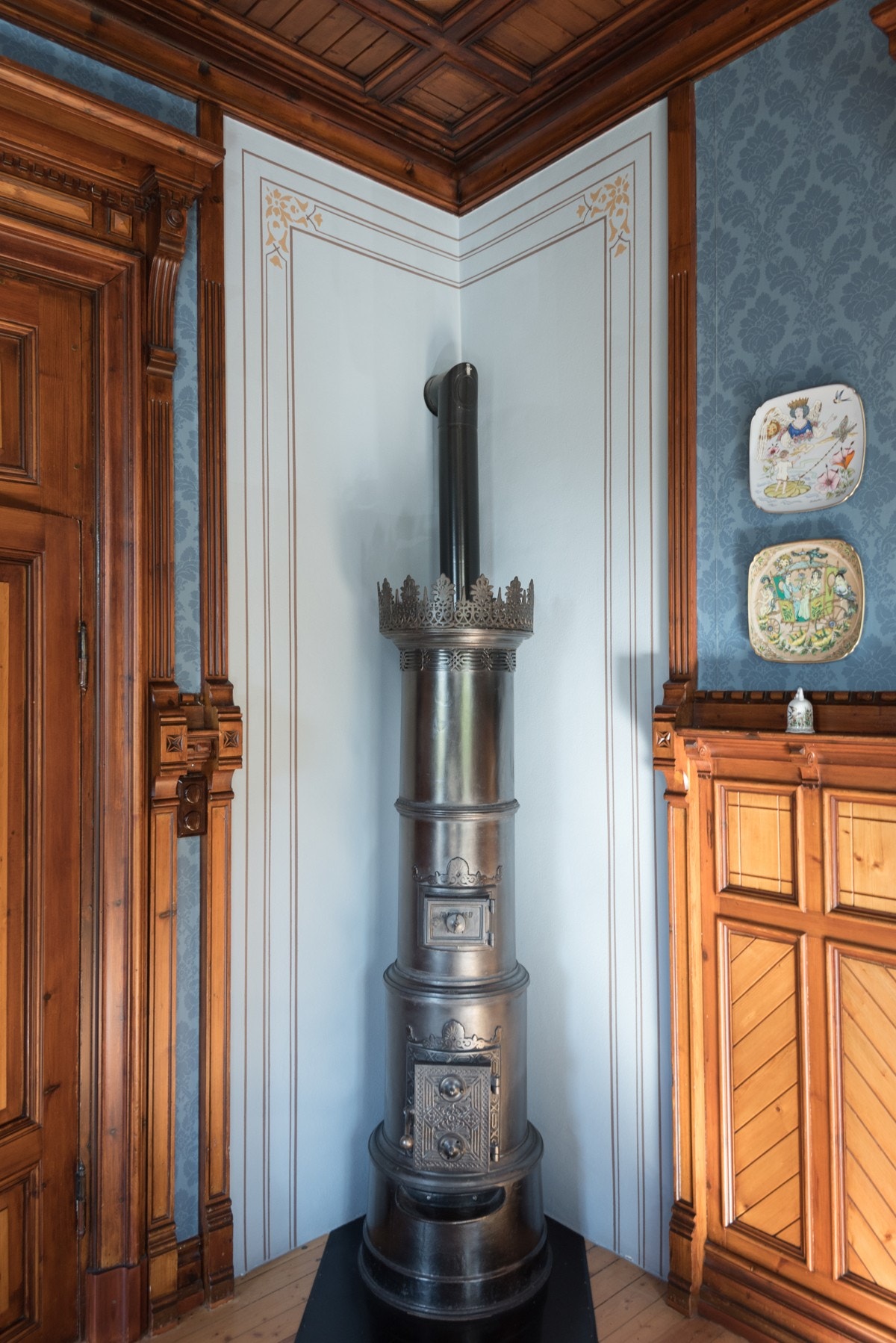 I hjørnet av stuen står en original støpejernsovn i prinsessestil. Galleribilde