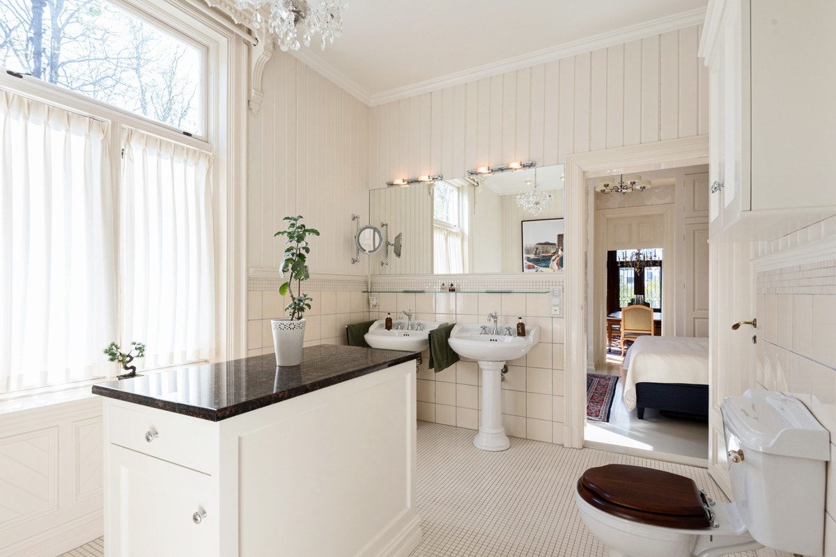 Badene har standard fra restaureringen på 1990-tallet, bortsett fra hovedbadet som ble pent renovert i 2008. Dette er i dag et deilig velværerom med god takhøyde og et stort vindu som fyller arealet med morgenlys. Galleribilde