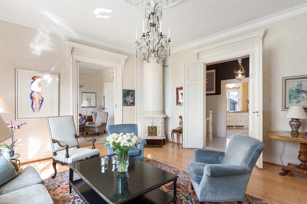 I dagligstuen står en original kakkelovn. Galleribilde