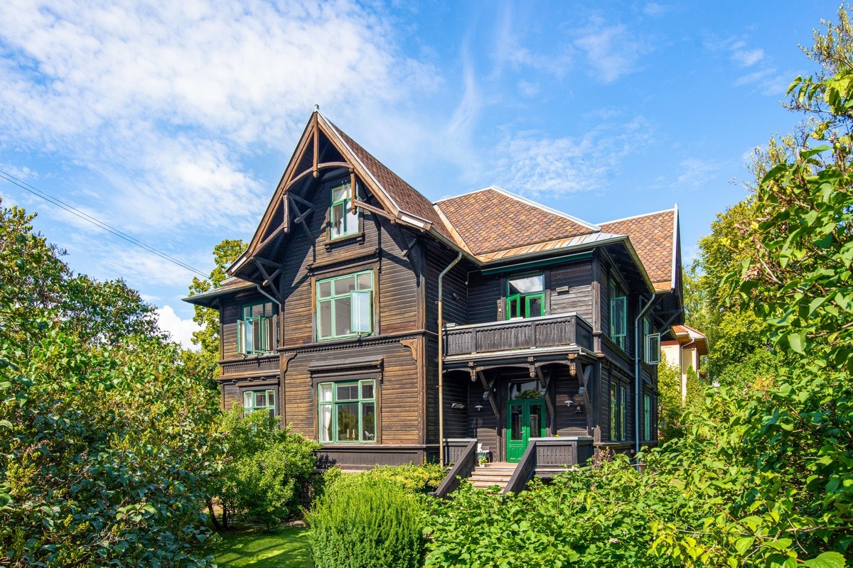 Del av ærverdig praktvilla i dragestil. Unikt kulturminne. Garasje og to utvendige p-plasser. Vakker hage og terrasse. Galleribilde