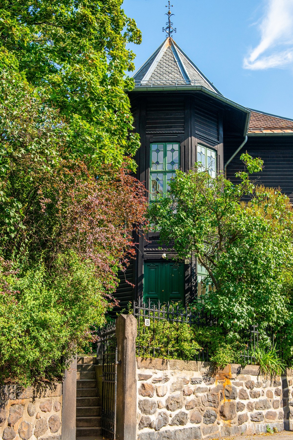 Selve inngangen ligger i det åttekantede tårnet som har innvendig spiraltrapp fremhevet av dagslys fra unikt dekorerte vinduer. Galleribilde