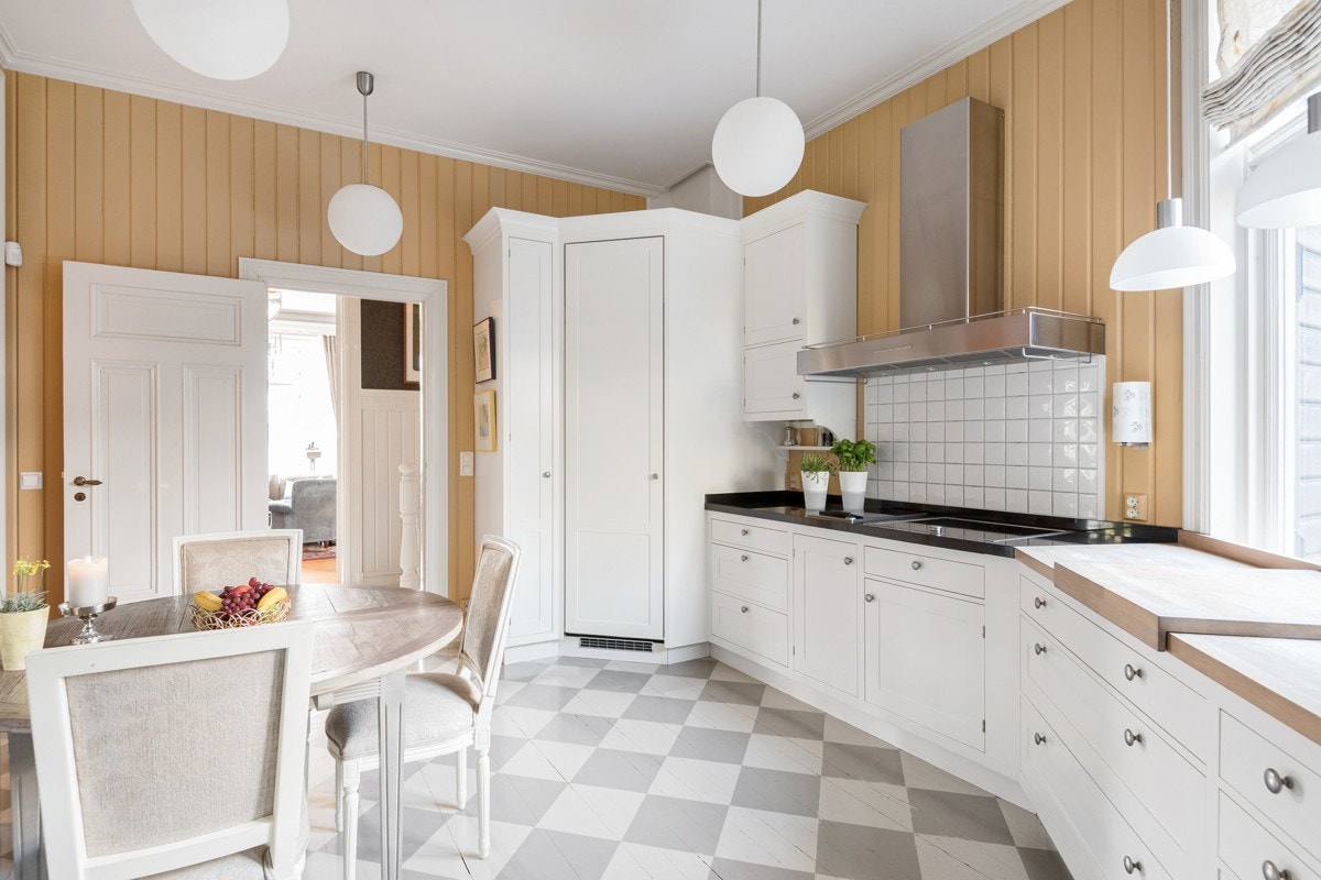 Benkeplater er i både sort granitt og heltre eik, og ved oppvasksone er det heldekkende stålbeslag med dobbeltkum. Av hvitevarer finner du integrert induksjonstopp, frityrovn, to stekeovner, dampovn, oppvaskmaskin, kjølehjørne, ventilator og fryser. Galleribilde