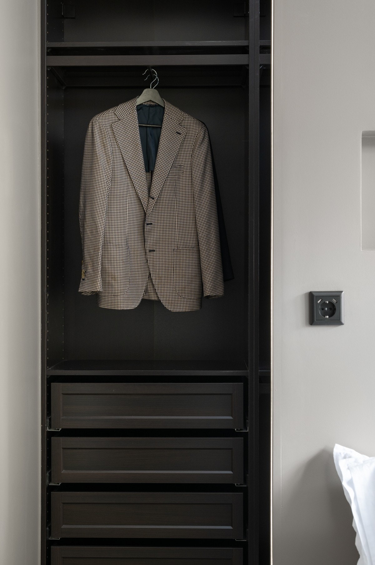 Garderobe på hovedsoverom Galleribilde