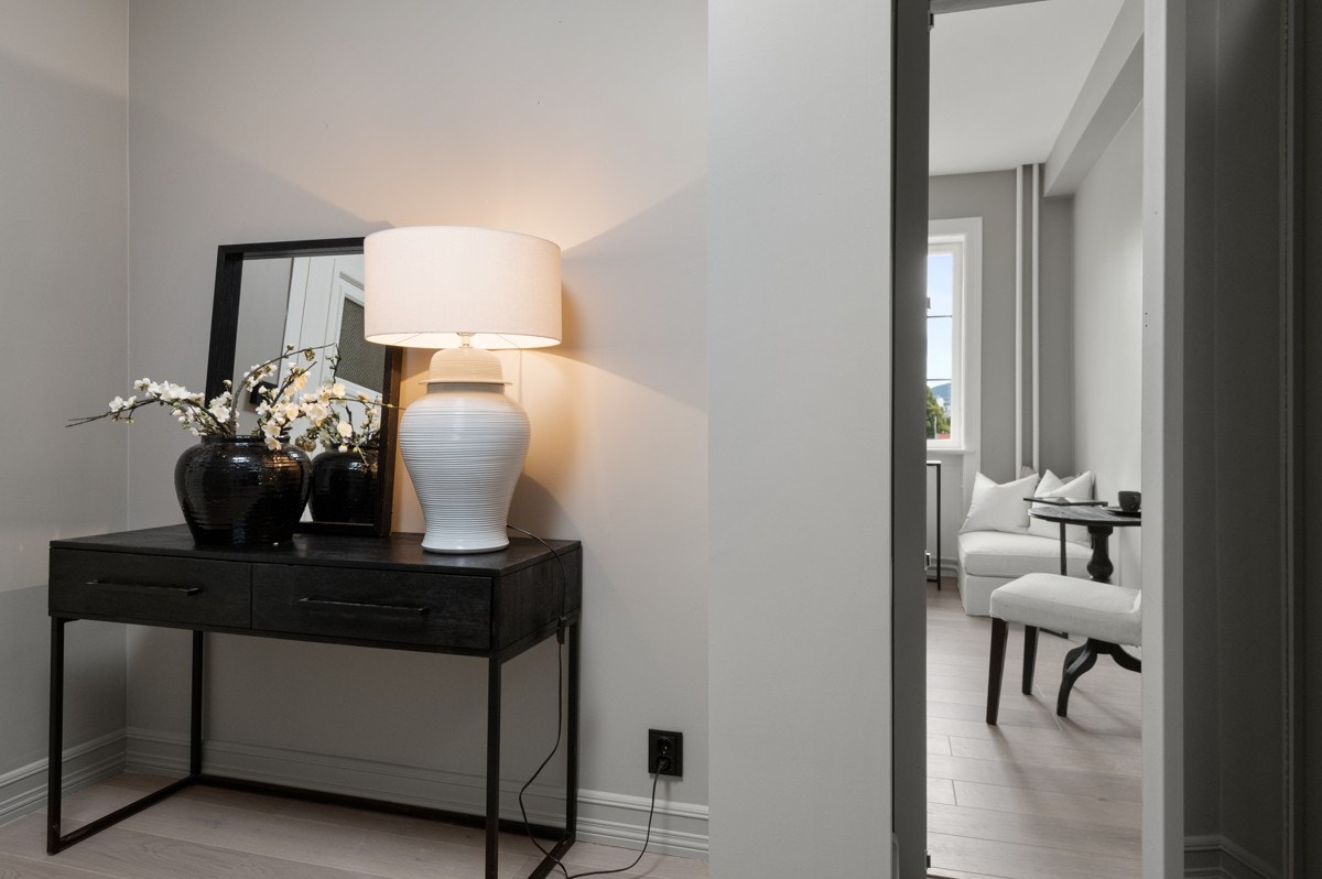 Det er god plass for garderobeløsninger og kommode, hyller eller lignende Galleribilde