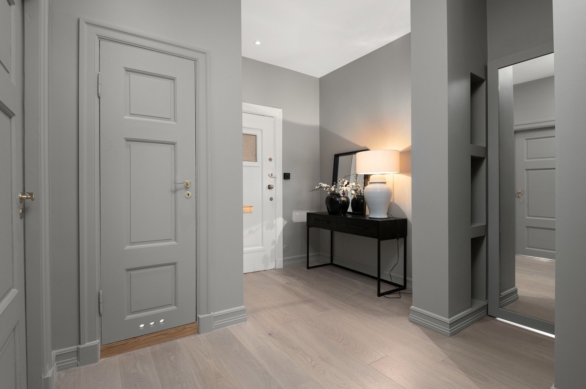 Leiligheten har adkomst via felles oppgang, og en romslig, innbydende entré ønsker deg velkommen inn. Entreen har enstavs eikeparkett på gulv, og veggene er malt i lyse, tidsriktige farger. Videre er det downlights i himlingen Galleribilde