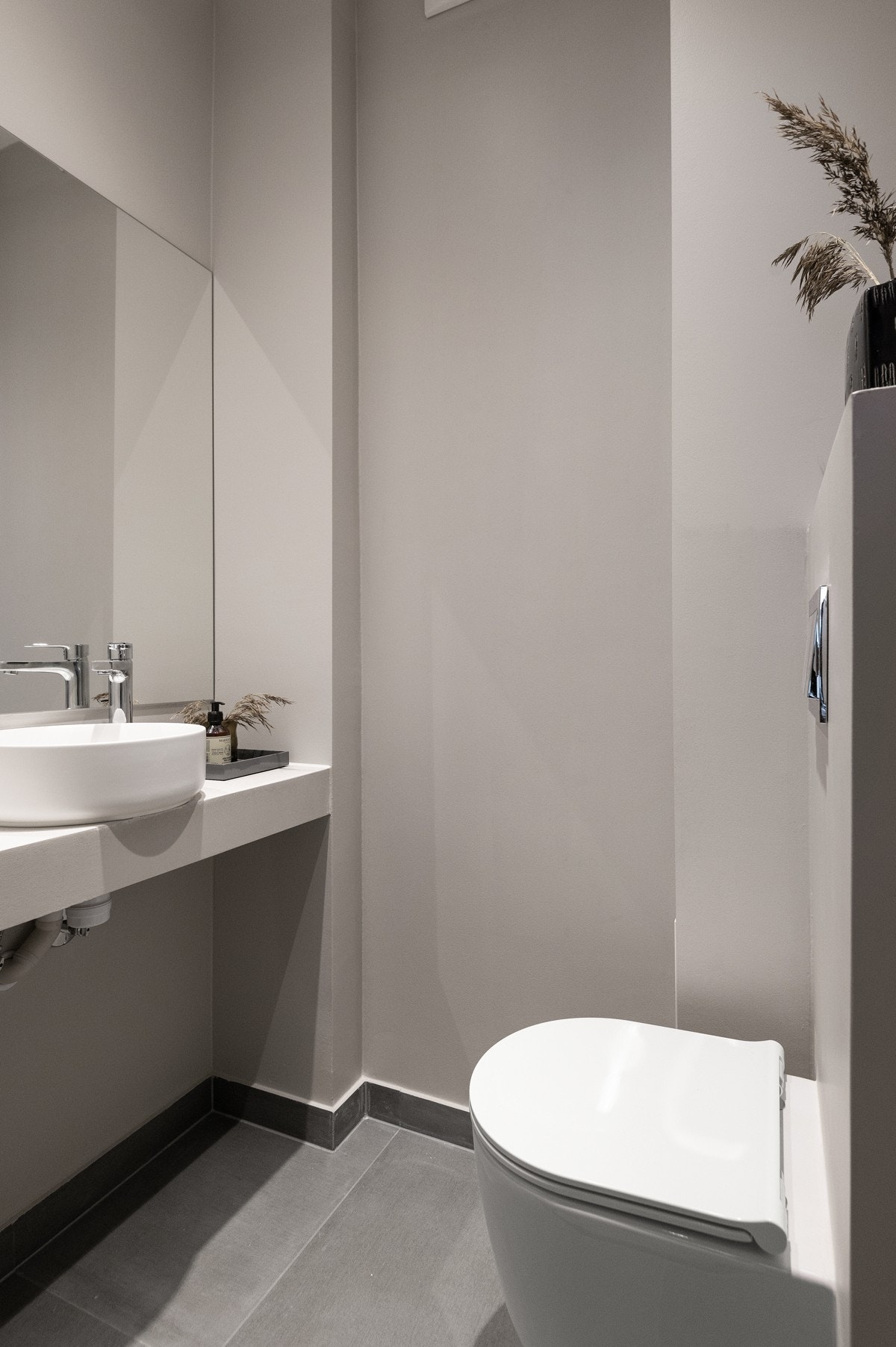 Wc-rommet har servant, veggmontert toalett, gulvfliser og gulvvarme Galleribilde