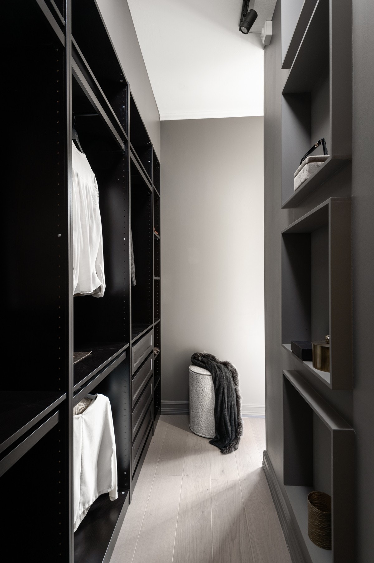 Garderobe på hovedsoverom Galleribilde