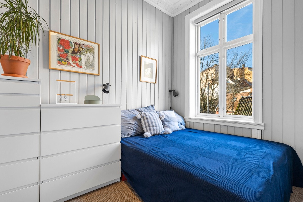 Her er det også godt med plass til en stor dobbeltseng og nattbord. Galleribilde