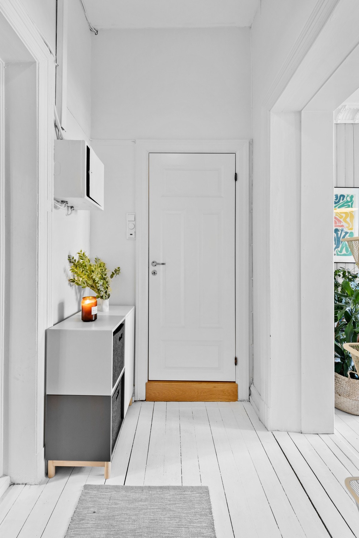 Bak inngangsdøren møtes du av en lys og innbydende leilighet. Galleribilde